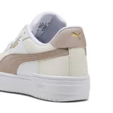 Championes Puma modelo CA Pro Classic II, con diseño de plataforma, cuerpo en cuero blanco con detalles en tonos crema y rosa viejo, y logo dorado en el lateral.