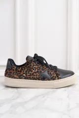 Zapatillas bajas con capellada de cuero con estampado animal print y puntera de cuero negro.