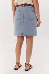 Minifalda de jean celeste con corte recto y pespuntes a contratono.