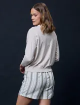 Cárdigan negro tejido en hilado fino con escote en V y un botón.