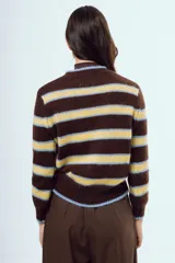 Sweater de punto con diseño de rayas horizontales en tonos marrón, amarillo y celeste, con cuello redondo y silueta relajada.