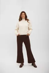 Pantalon de vestir color marrón chocolate, de corte recto y tiro alto, con costuras frontales verticales y bolsillos laterales.