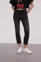 Pantalon jean de corte slim fit y tiro alto, con diseño de cinco bolsillos y ruedo deshilachado.