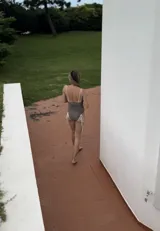 Traje de baño enterizo color visón con diseño fruncido en el frente y tirantes finos en color natural.