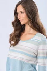 Remera de manga larga con escote redondo, confeccionada en tejido de algodón con diseño de rayas horizontales en tonos beige, azul y rosado en la parte superior.