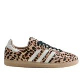 Championes Adidas Samba OG W con exterior de cuero con estampado animal print de leopardo, franjas laterales blancas y suela de caucho.