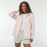 Buzo de muletón color rosado con capucha ajustable mediante cordón, cierre frontal de cremallera y bolsillos tipo canguro.