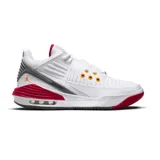 Championes Jordan Max Aura 5 de diseño deportivo, con base blanca, detalles en rojo vibrante y acentos en naranja y gris. Presentan una estructura de cuero y material sintético con perforaciones laterales para ventilación, unidad de aire visible en el talón y logo Jumpman lateral.