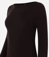Suéter de punto ajustado en color marrón oscuro, con escote canoa y mangas largas que presentan una pequeña abertura en los puños. Diseño minimalista y versátil con acabado liso.