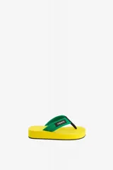 Sandalias tipo chancleta de plataforma color amarillo, con tiras anchas acolchadas de color verde que incorporan un parche con el logo de la marca en contraste.