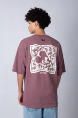 Remera negra de corte oversize confeccionada en algodón pesado, con estampa pequeña de Mickey Mouse en el pecho y diseño gráfico en la espalda.