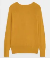 Cardigan de punto color mostaza con escote en V y cierre frontal de botones. Presenta mangas largas y diseño ajustado al cuerpo.