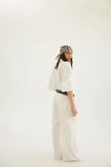 Pantalón tiro medio de silueta wide leg, con bolsillos delanteros y traseros. Confeccionado en mezcla de lino y algodón.