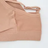 Pack de dos tops de canalé sin costuras, tipo soutién deportivo de uso diario. Uno en color tostado y otro en color blanco, con tirantes finos.