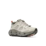Championes de senderismo Merrell modelo Speedarc Matis, color gris claro con detalles en verde militar y naranja. Parte superior de malla transpirable y TPU, con entresuela de espuma con efecto moteado y suela de caucho Vibram.
