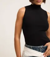 Blusa sin mangas de punto acanalado color celeste, con cuello alto.