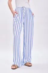 Pantalón casual de corte amplio con estampado de rayas verticales celestes y blancas, con cintura elastizada y cordón ajustable.