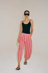 Jeans capri de tiro medio y diseño balloon, con patrón de rayas verticales rojas y blancas, trabillas en la cintura y bolsillos delanteros y traseros.