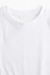 Remera de algodón de diseño oversized, color blanco, con cuello redondo y mangas cortas.
