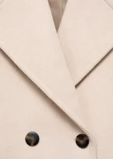 Abrigo corto de corte recto y diseño cruzado, confeccionado en tejido mezcla de lana. Presenta cuello con solapas de muesca, cierre frontal con botones oscuros y dos bolsillos laterales. Cuenta con forro interior y mangas largas.