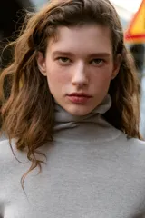 Jersey de punto fino confeccionado en lana, con cuello subido y manga larga, de diseño básico y ajustado.