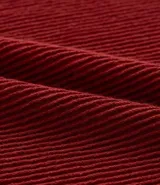 Remera de manga corta y cuello redondo, confeccionada en tejido de media malla con textura vertical. Presenta un diseño minimalista y ligero, ideal para un uso versátil y cómodo.