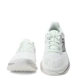 Championes New Balance modelo 520 Fresh Foam, de color verde menta y blanco, confeccionados con exterior de malla transpirable y entresuela amortiguada.