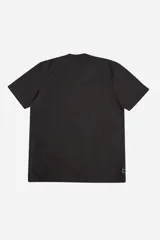 Remera de algodón con trama visible, color bordó, de corte regular y estructura firme. Presenta estampa frontal en relieve con texto.