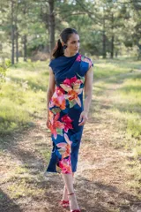 Vestido midi de corte recto y estilo japonés, color azul marino con gran estampado floral multicolor, cuello elevado con drapeado y mangas cortas integradas.