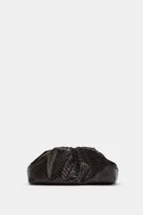 Bolso de mano tipo pouch con estampado animal y cierre magnético.