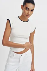 Camiseta blanca de corte slim fit con efecto de doble capa en las mangas cortas y el cuello redondo, en color azul marino.