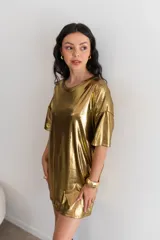 Remerón dorado con textura brillante y mangas cortas.