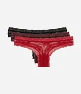 Kit de tres bombachas tipo bikini confeccionadas en encaje floral con forro de algodón. El set incluye una prenda roja, una bordó y una negra.
