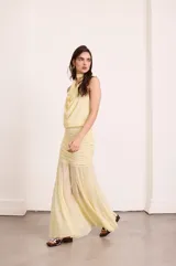 Falda larga color amarillo pálido de microtul, con diseño fruncido en la parte superior y acabado fluido en el bajo.