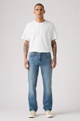 Jeans Levi's 511 Slim Fit color azul claro, con efecto desgastado y corte ajustado.