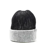 Gorro tipo beanie de punto, con diseño bicolor en negro y blanco, presentando un patrón de rayas verticales en el borde doblado.