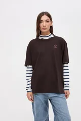 Remera de algodón lavado color beige, de manga corta y calce clásico, con pequeño bordado de estrella en el pecho.