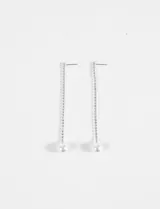 Par de caravanas colgantes plateadas con una tira de strass y una perla en el extremo inferior.