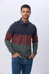 Remera polo de algodón de manga larga con diseño en bloques de color azul marino, bordó y verde oscuro. Tiene cuello y solapa de botones en azul marino.