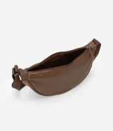 Bandolera negra de poliuretano con correa transversal ajustable y cierre de cremallera.