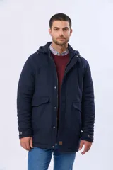 Saco de paño azul marino con capucha desmontable, cierre frontal oculto, bolsillos laterales con tapa y detalles en los puños.