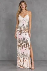 Vestido largo y elastizado íntegramente bordado con lentejuelas grandes en tonos beige, rosa y dorado. Presenta escote en V con aplique de tul transparente, breteles finos regulables, espalda semidescubierta y tajo lateral en la falda.