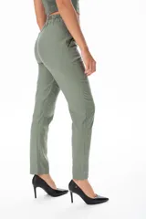 Pantalón de vestir verde musgo con corte recto, bolsillos laterales y tiro alto.