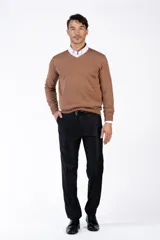 Sweater marrón de punto con cuello en V y mangas largas.