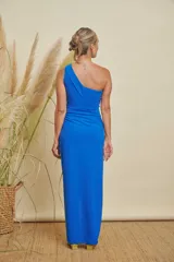 Vestido de fiesta color azul francia, con diseño de un solo hombro, corte ajustado y tajo lateral en la falda.