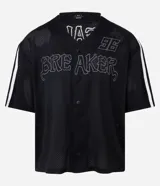 Camisa deportiva de estilo béisbol confeccionada en tejido mesh negro. Presenta cuello en V, cierre frontal con botones a presión, mangas cortas con franjas laterales blancas y bordado con la palabra Breaker y el número 96 en el frente.