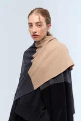 Ruana tejida de punto con bloques de color beige y marrón. Confeccionada en lambswool.