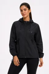 Campera cortaviento negra con capucha, cierre frontal completo y cordones ajustables en la capucha y la cintura. Cuenta con bolsillos laterales y puños elásticos.