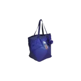 Bolso tipo tote bag Adidas color azul con diseño gráfico de líneas curvas, escudo de la selección de Japón y logo de la marca en el frente. Incluye un mini morral decorativo colgante.