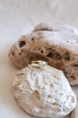 Anillo abierto de bronce dorado con forma de espiral.